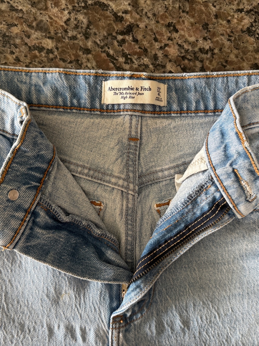 Abercrombie & Fitch 90’s Relaxed Jean HighRise Light Wash Denim - SZ 4L
